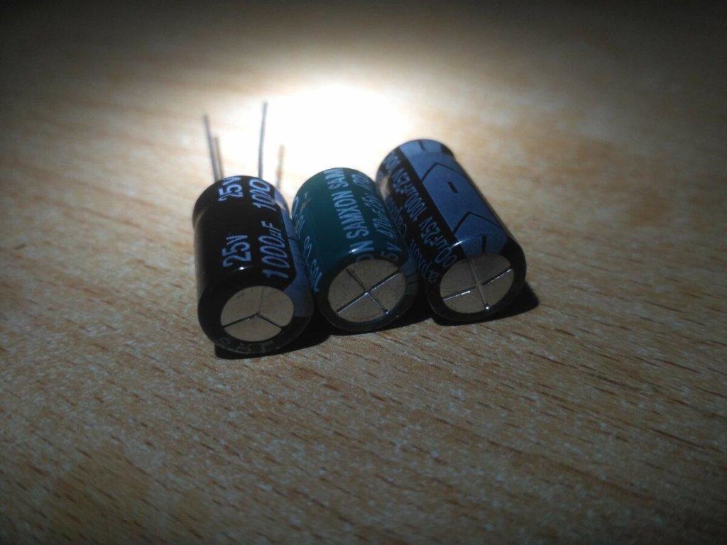 Даже невздутый кондёр может оказаться неисправным. Проверяем конденсаторы на ESR-метре