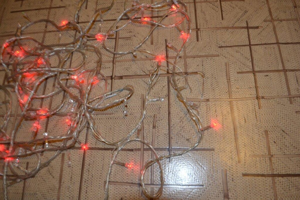 Решил сэкономить и починил гирлянду своими руками