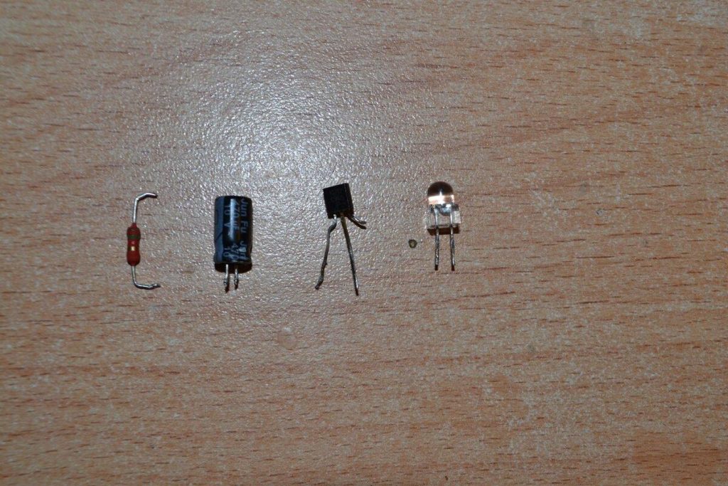 Поморгаем светодиодом? Схема для начинающих из того, что есть под рукой у каждого радиолюбителя