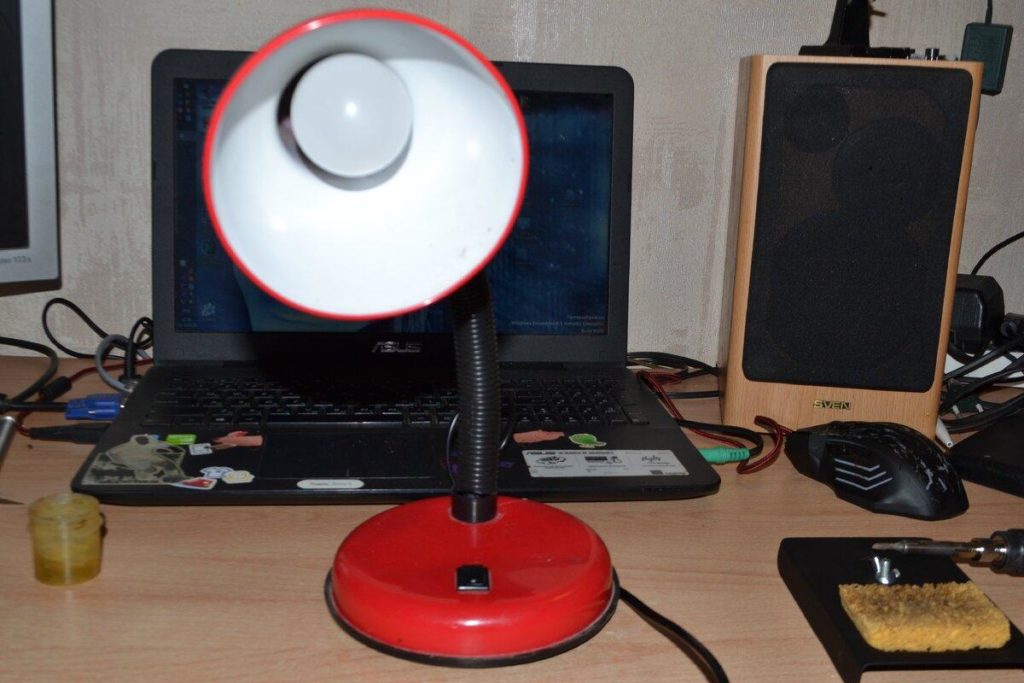 Нетипичный ремонт настольной лампы. Почему не включается?