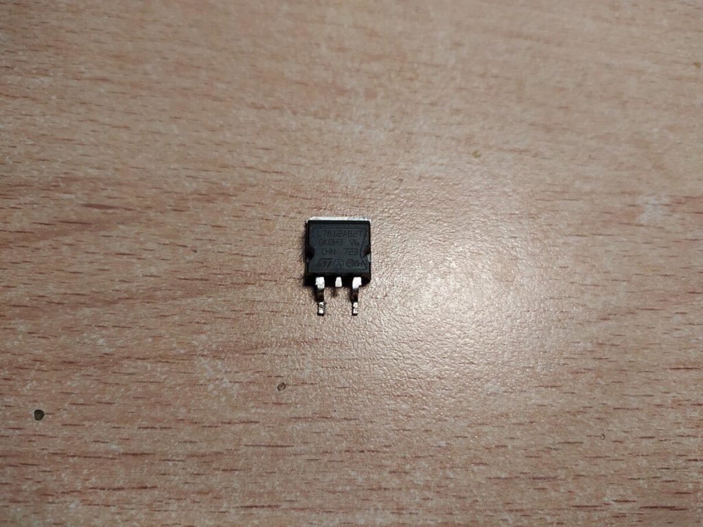 Как проверить мультиметром стабилизаторы напряжения 7805, 17-33 и подобные? Показываю на примерах