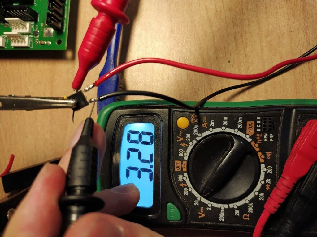 Как проверить мультиметром стабилизаторы напряжения 7805, 17-33 и подобные? Показываю на примерах