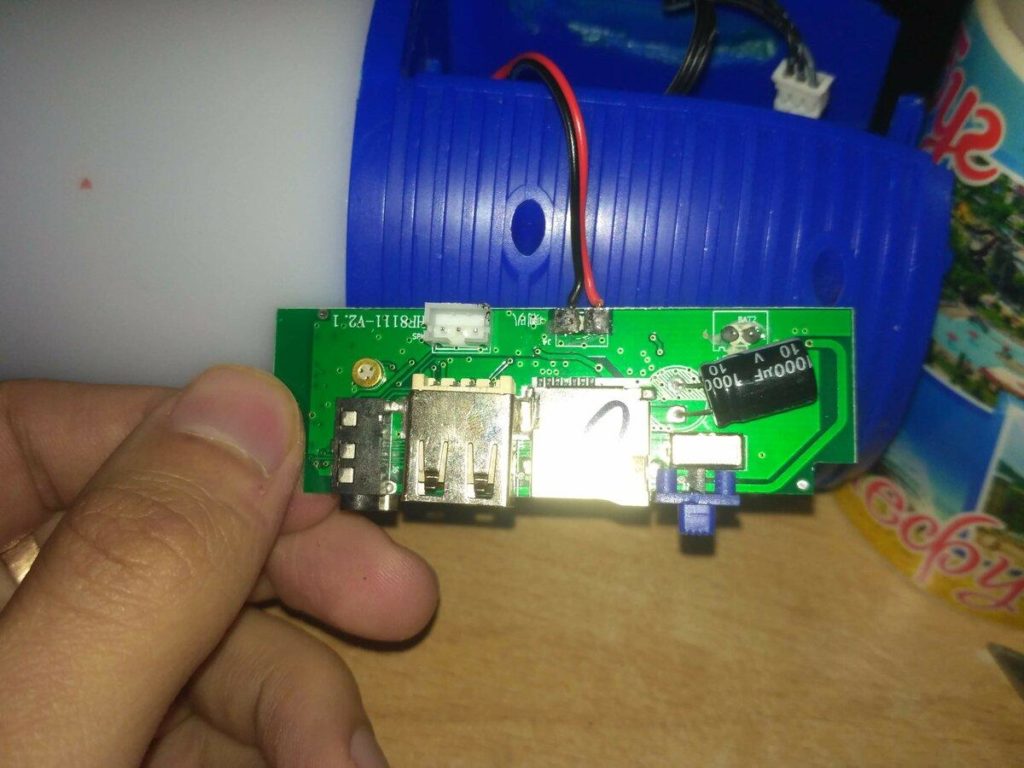 Ремонт колонки (не видит флешку)