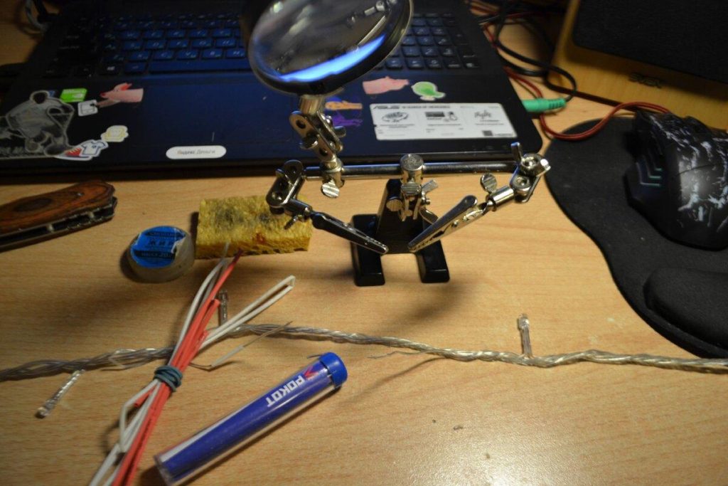 Решил сэкономить и починил гирлянду своими руками