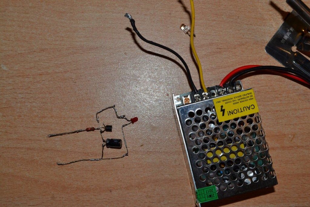 Поморгаем светодиодом? Схема для начинающих из того, что есть под рукой у каждого радиолюбителя