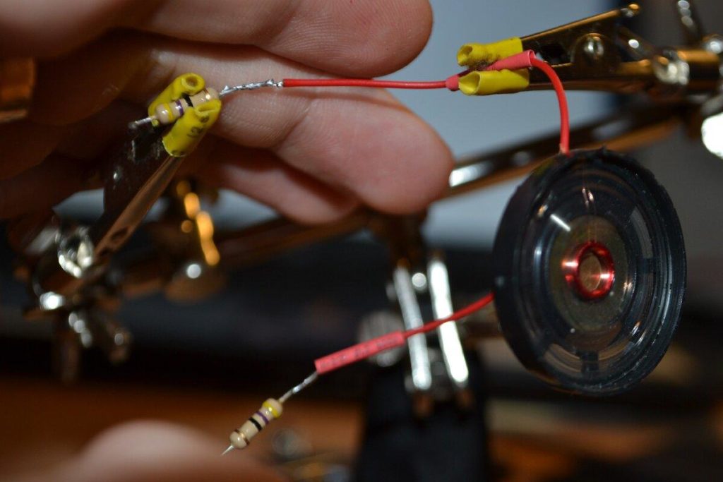 Громко «орёт» игрушка? Решил проблему при помощи резисторов