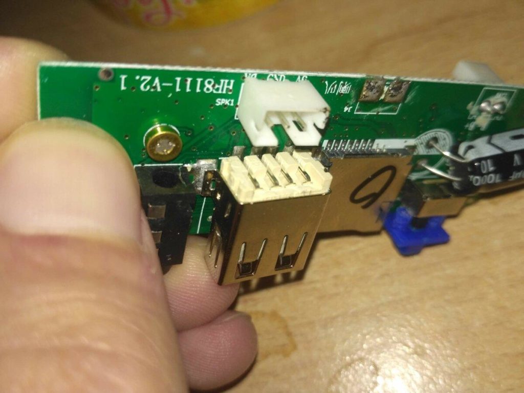 Ремонт колонки (не видит флешку)