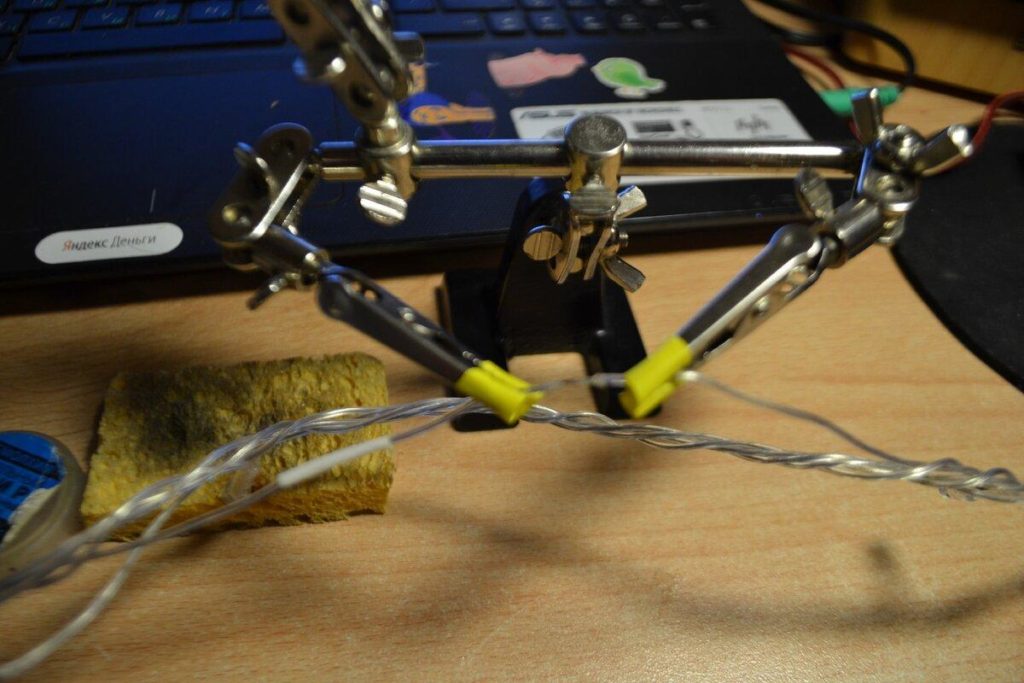 Решил сэкономить и починил гирлянду своими руками