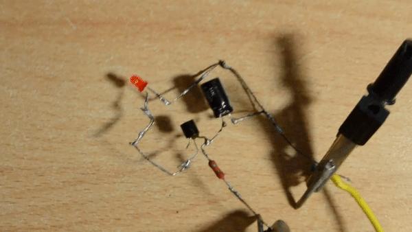 Поморгаем светодиодом? Схема для начинающих из того, что есть под рукой у каждого радиолюбителя