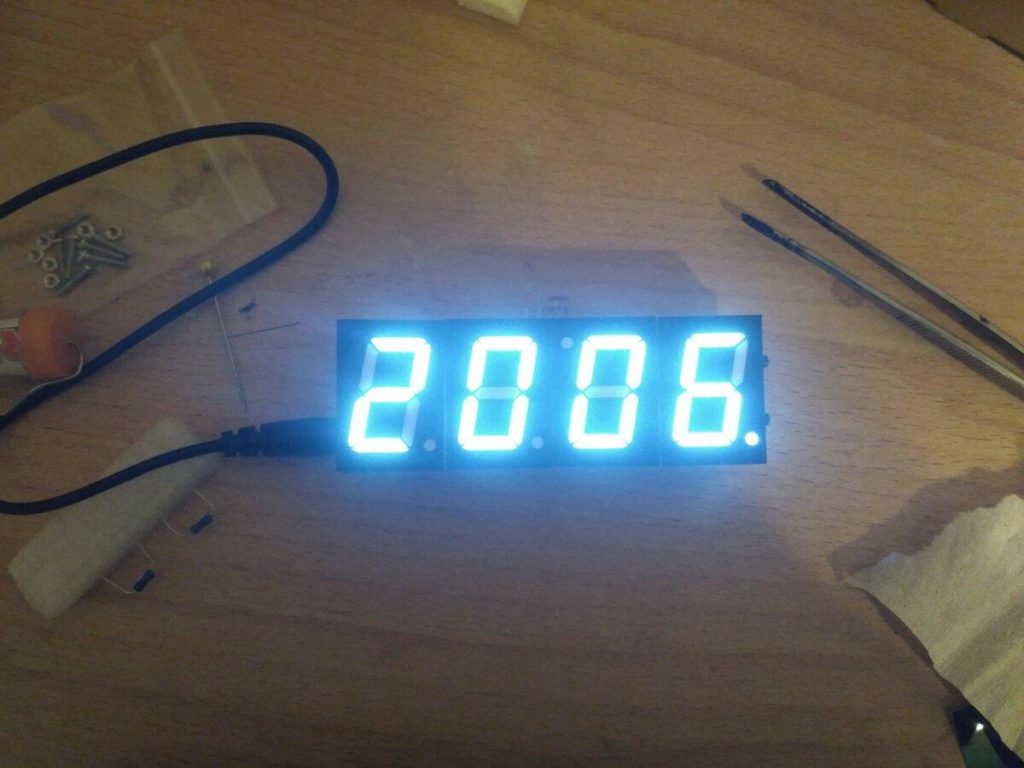 Собираю классные часы с термометром своими руками