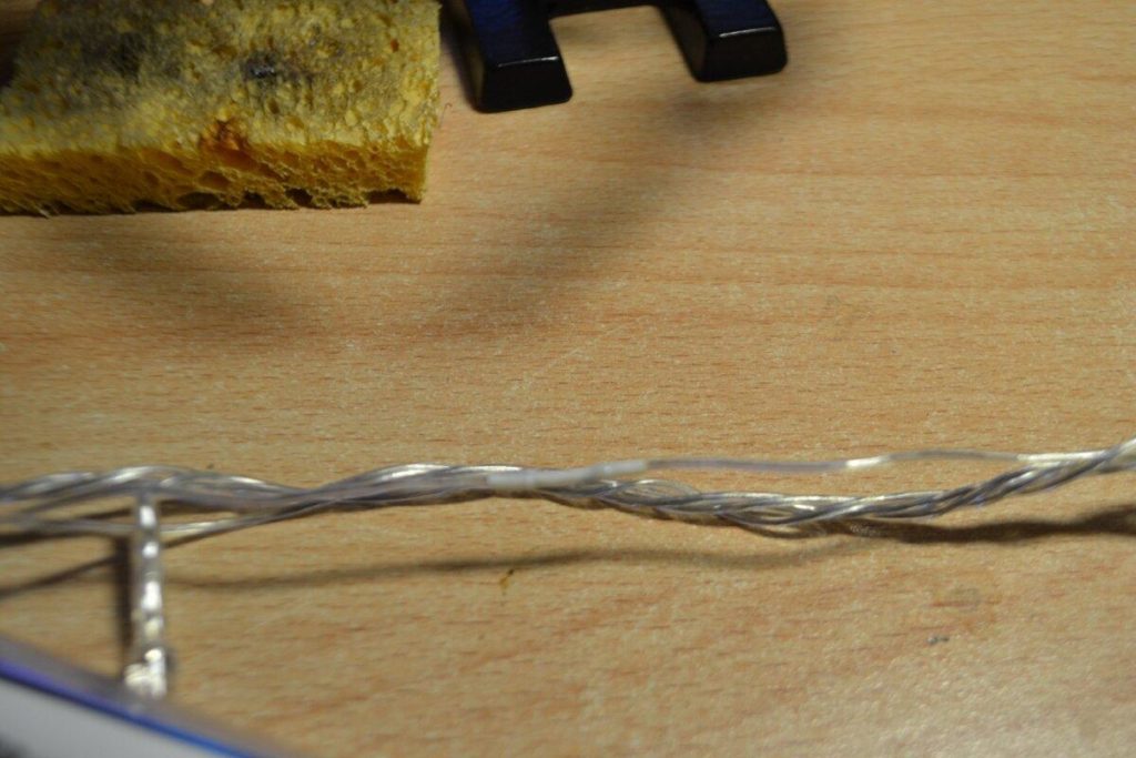 Решил сэкономить и починил гирлянду своими руками