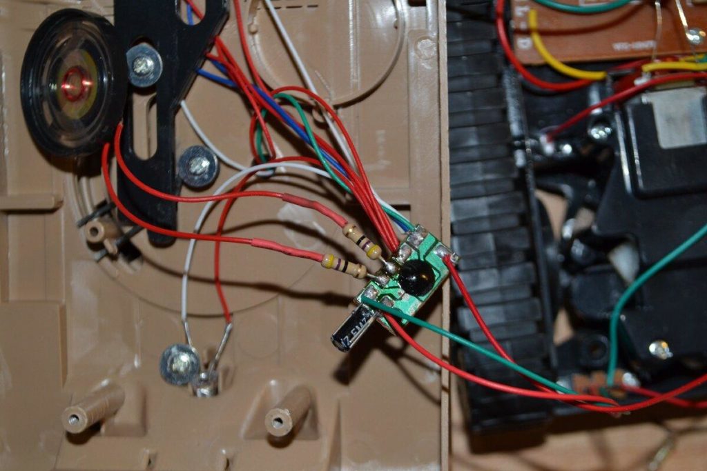 Громко «орёт» игрушка? Решил проблему при помощи резисторов