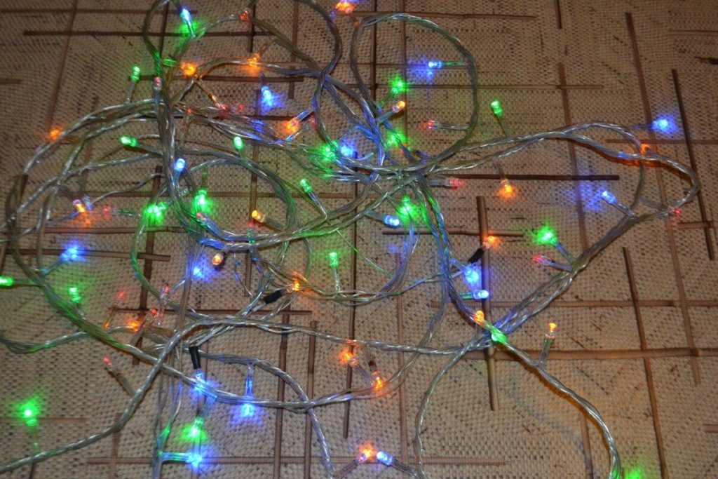 Решил сэкономить и починил гирлянду своими руками