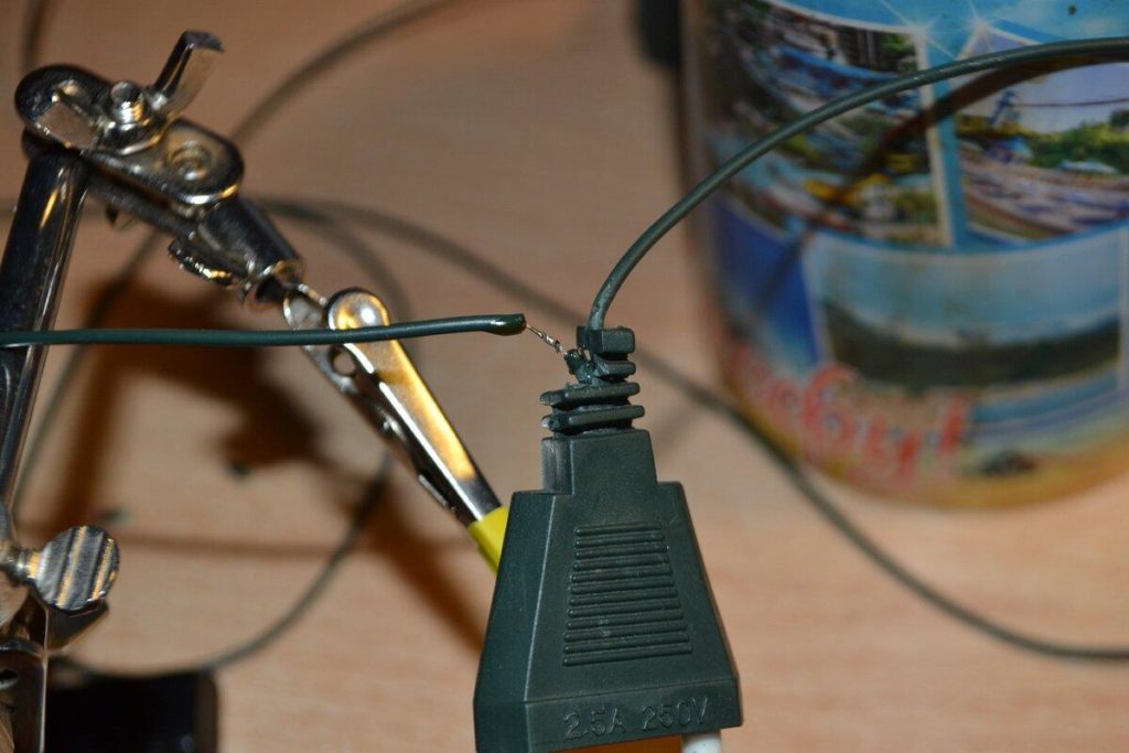 Купил в пятёрочке фольгу для запекания и починил разбившуюся гирлянду