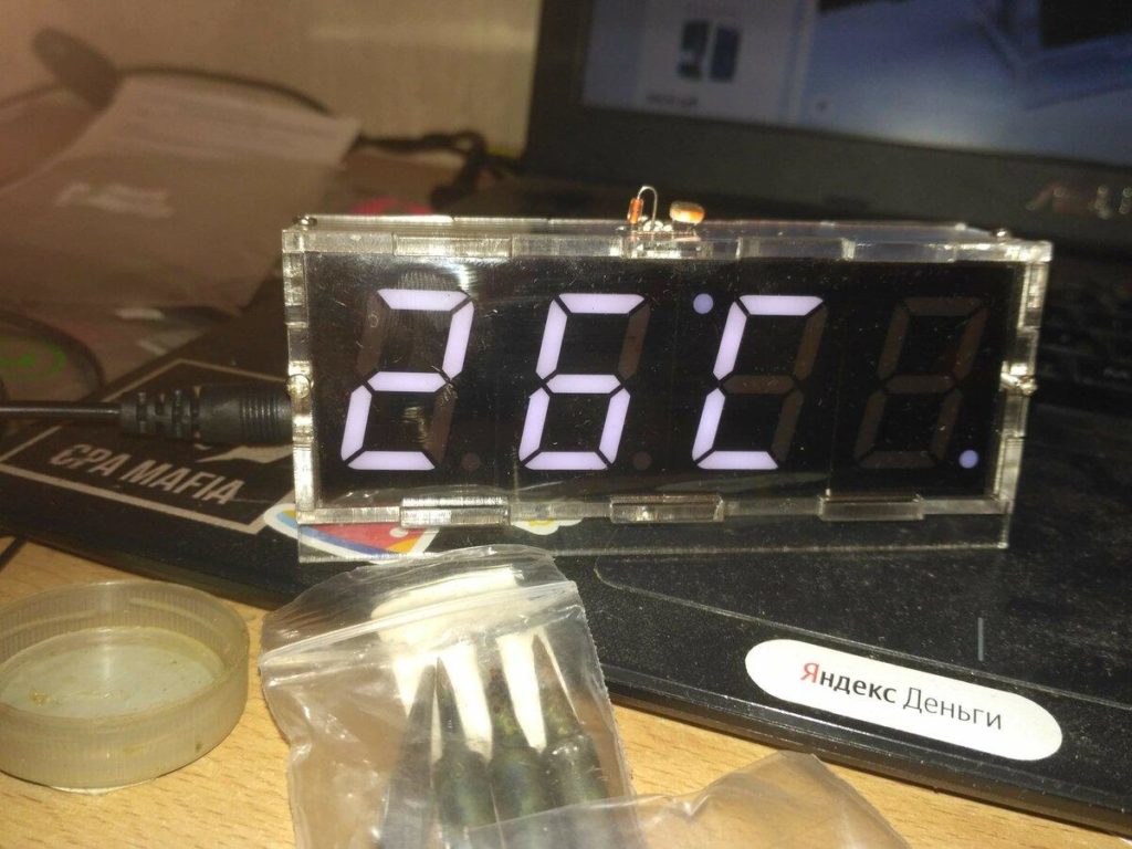 Собираю классные часы с термометром своими руками