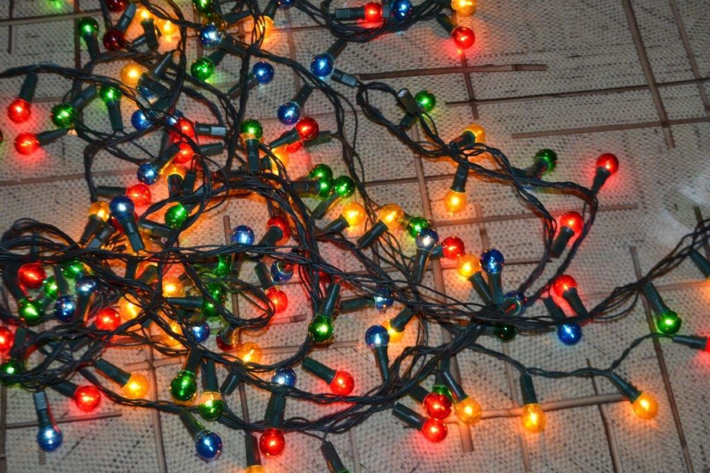 Купил в пятёрочке фольгу для запекания и починил разбившуюся гирлянду