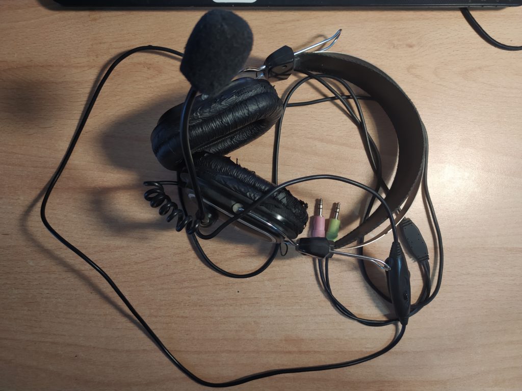 Как восстановить амбушюры и шуршащий регулятор громкости у наушников?