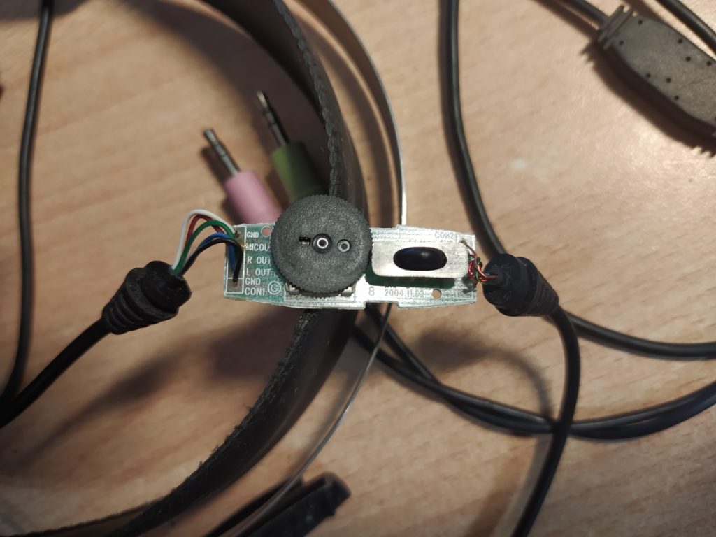 Как восстановить амбушюры и шуршащий регулятор громкости у наушников?