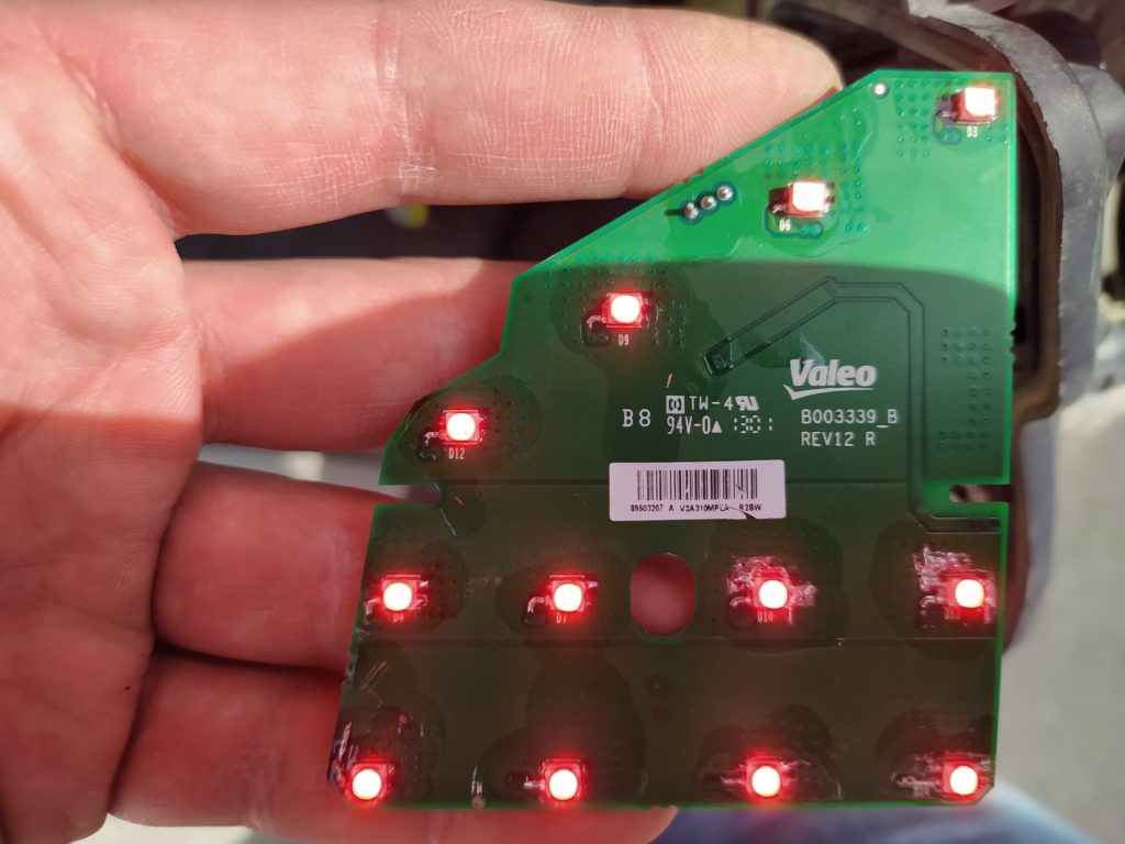 Ремонт правого габарита Nissan Qashqai (замена светодиодов)