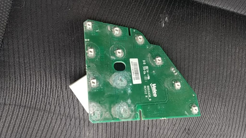 Ремонт правого габарита Nissan Qashqai (замена светодиодов)